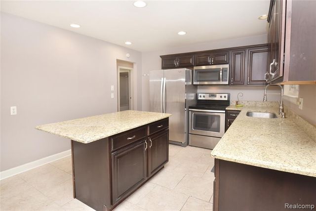 2463 Mulberry Square 13, Bloomfield Hills, MI 48302