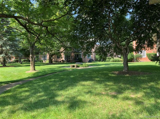 2463 Mulberry Square 13, Bloomfield Hills, MI 48302