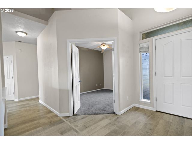 874 MEADOW Dr, Molalla, OR 97038