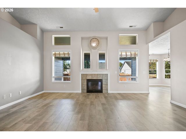 874 MEADOW Dr, Molalla, OR 97038