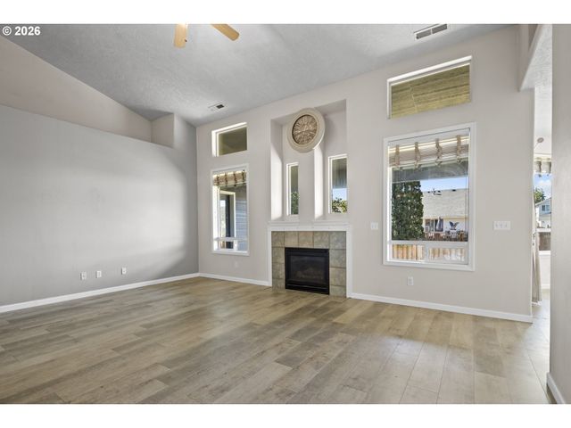 874 MEADOW Dr, Molalla, OR 97038