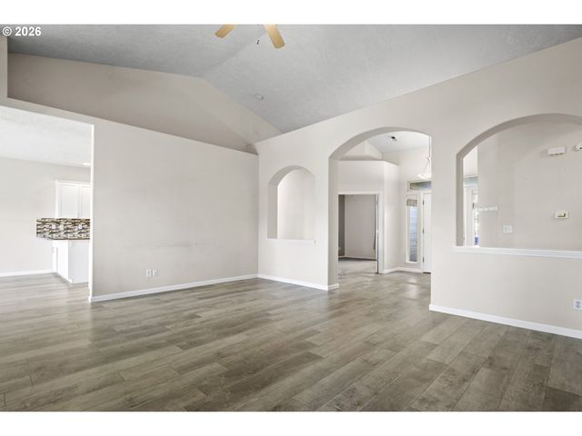874 MEADOW Dr, Molalla, OR 97038