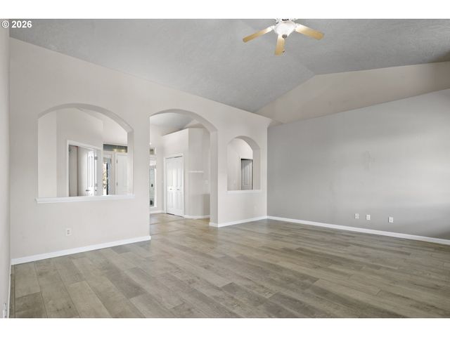 874 MEADOW Dr, Molalla, OR 97038
