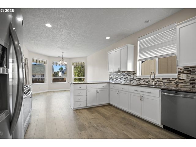 874 MEADOW Dr, Molalla, OR 97038