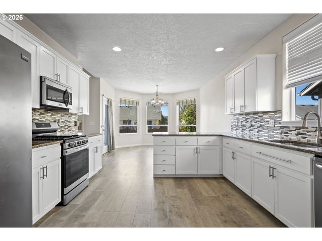 874 MEADOW Dr, Molalla, OR 97038