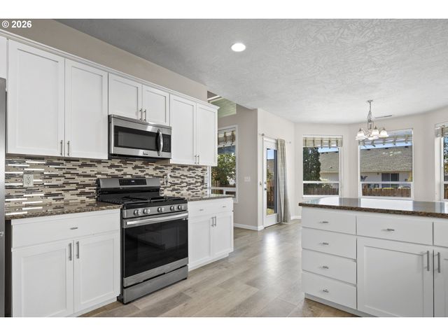 874 MEADOW Dr, Molalla, OR 97038