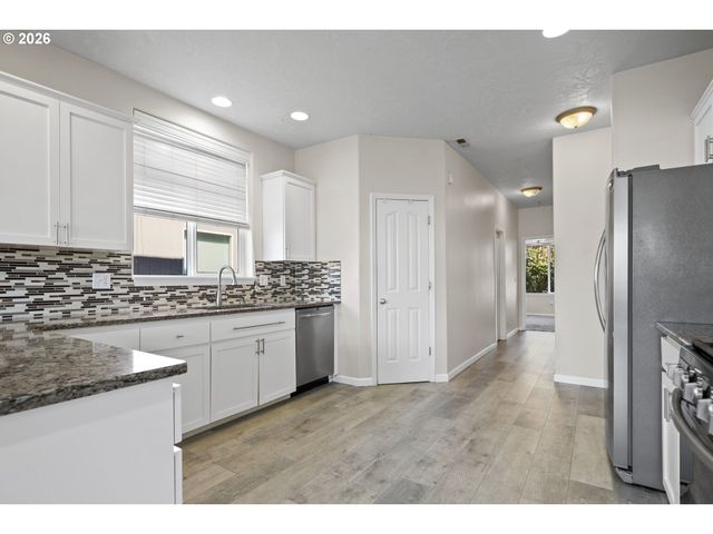 874 MEADOW Dr, Molalla, OR 97038