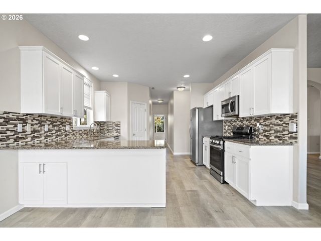 874 MEADOW Dr, Molalla, OR 97038