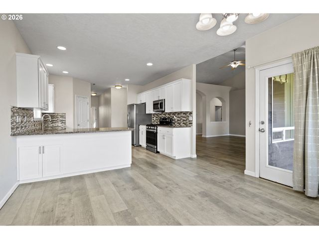 874 MEADOW Dr, Molalla, OR 97038