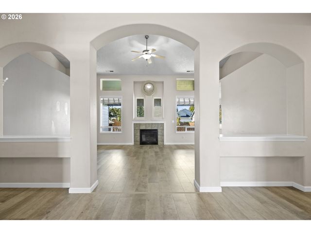 874 MEADOW Dr, Molalla, OR 97038