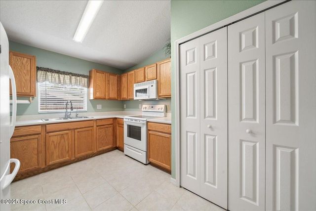 433 SW Haleybury Street SW, Palm Bay, FL 32908