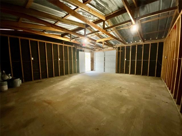 588 Vicksburg Ln, Livingston, TX 77351