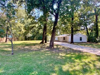 588 Vicksburg Ln, Livingston, TX 77351