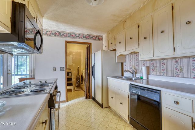 605 Redwood Drive, Mount Carmel, TN 37645