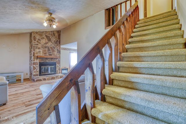 605 Redwood Drive, Mount Carmel, TN 37645