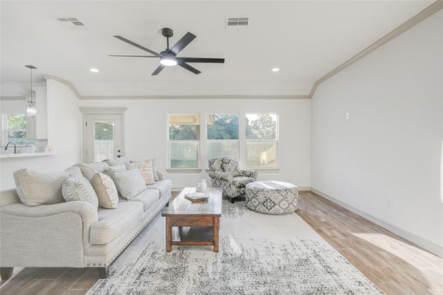 52 Leeder Court, Lake Jackson, TX 77566