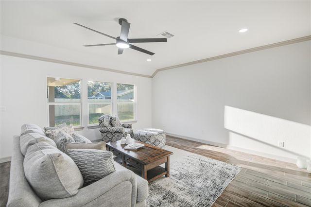 52 Leeder Court, Lake Jackson, TX 77566