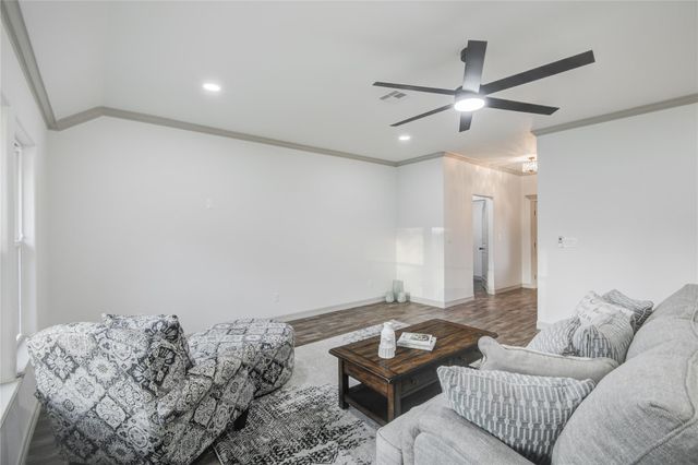 52 Leeder Court, Lake Jackson, TX 77566