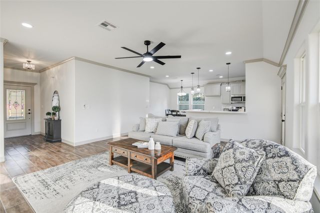 52 Leeder Court, Lake Jackson, TX 77566