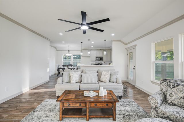 52 Leeder Court, Lake Jackson, TX 77566