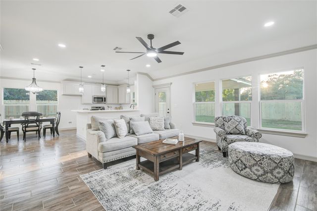 52 Leeder Court, Lake Jackson, TX 77566