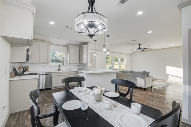 52 Leeder Court, Lake Jackson, TX 77566