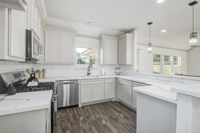 52 Leeder Court, Lake Jackson, TX 77566