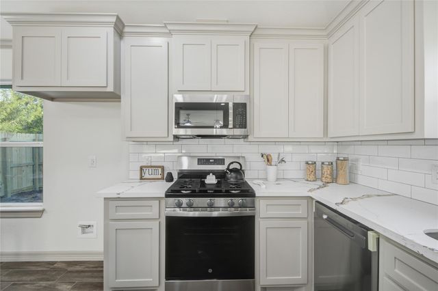 52 Leeder Court, Lake Jackson, TX 77566