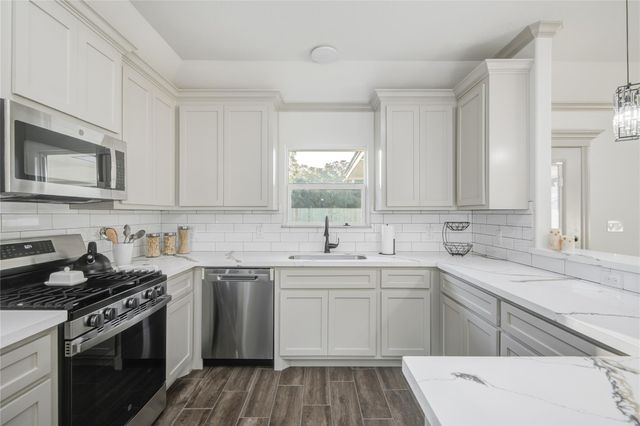 52 Leeder Court, Lake Jackson, TX 77566