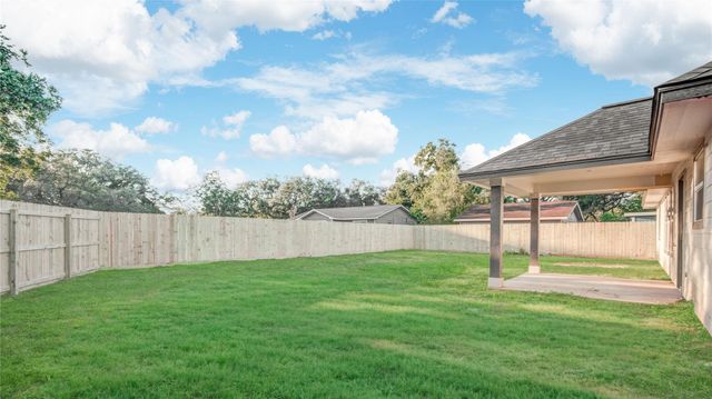 52 Leeder Court, Lake Jackson, TX 77566