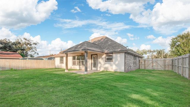 52 Leeder Court, Lake Jackson, TX 77566