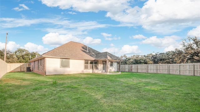 52 Leeder Court, Lake Jackson, TX 77566