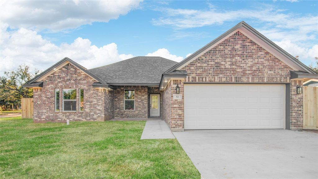 52 Leeder Court, Lake Jackson, TX 77566