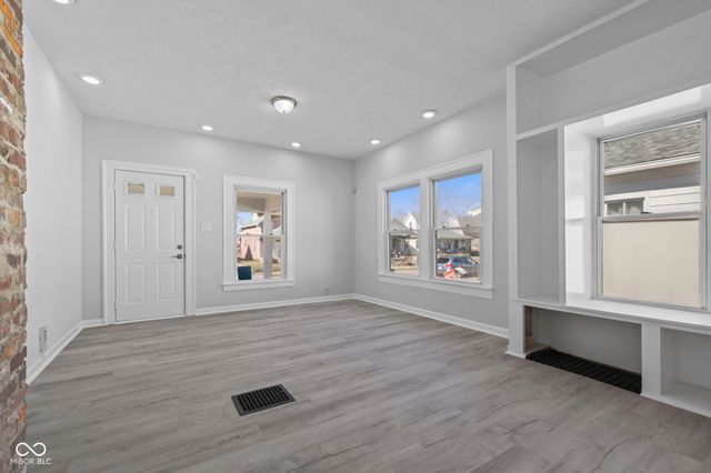 65 S 8th Avenue, Beech Grove, IN 46107