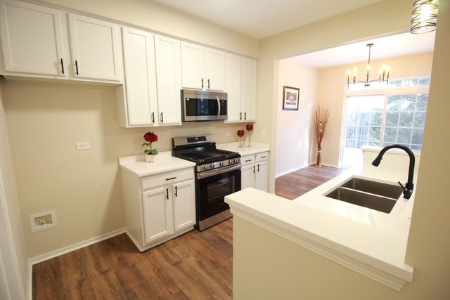 1947 W Crestview Circle, Romeoville, IL 60446