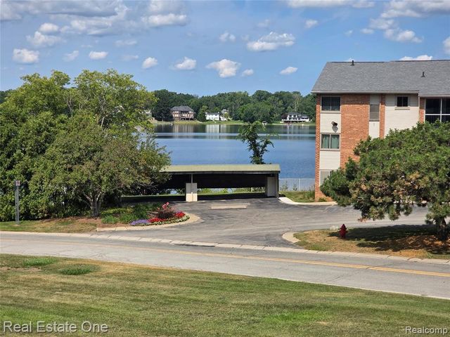 2027 Klingensmith Road 70, Bloomfield Hills, MI 48302