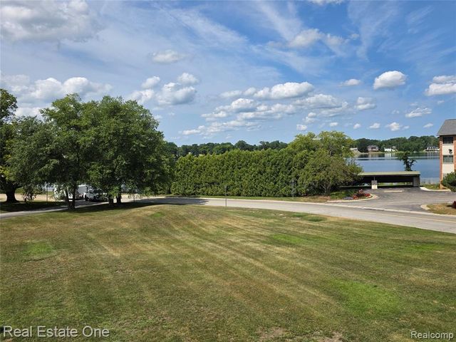 2027 Klingensmith Road 70, Bloomfield Hills, MI 48302