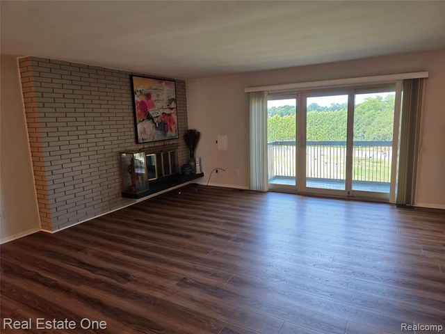 2027 Klingensmith Road 70, Bloomfield Hills, MI 48302