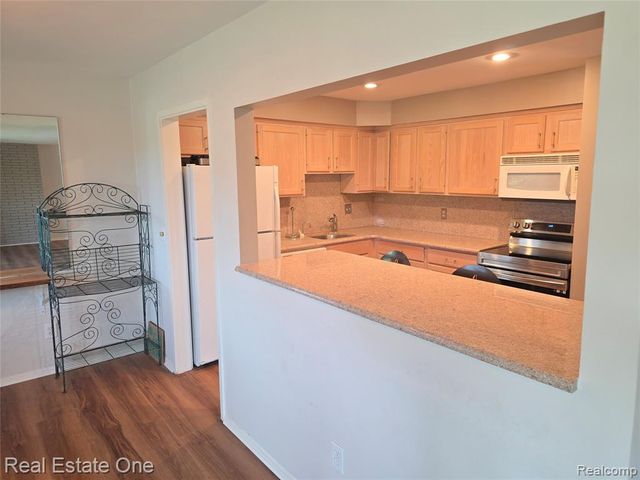 2027 Klingensmith Road 70, Bloomfield Hills, MI 48302