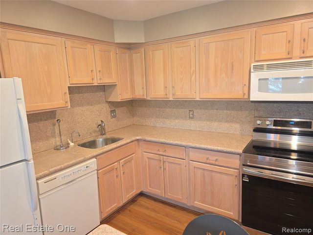 2027 Klingensmith Road 70, Bloomfield Hills, MI 48302