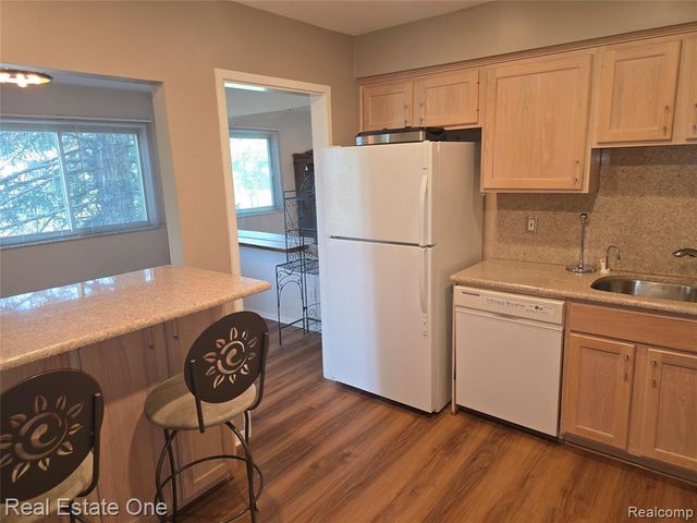 2027 Klingensmith Road 70, Bloomfield Hills, MI 48302