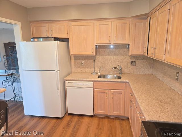 2027 Klingensmith Road 70, Bloomfield Hills, MI 48302