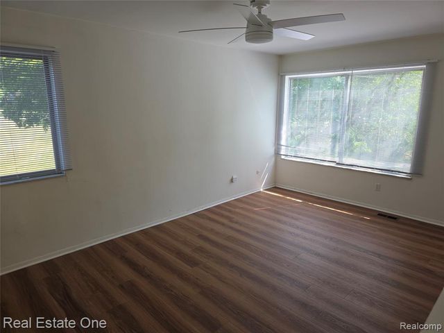 2027 Klingensmith Road 70, Bloomfield Hills, MI 48302