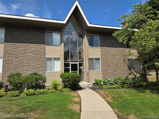 2027 Klingensmith Road 70, Bloomfield Hills, MI 48302