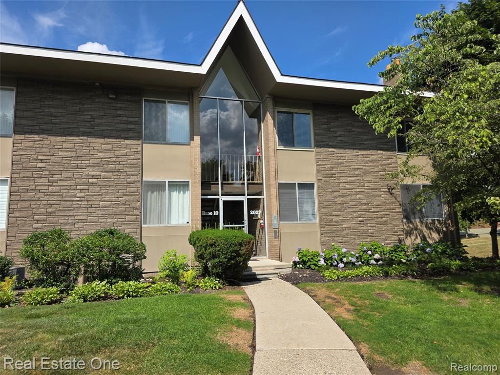 2027 Klingensmith Road 70, Bloomfield Hills, MI 48302