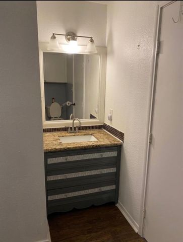 111 E Southland Avenue, Alvin, TX 77511