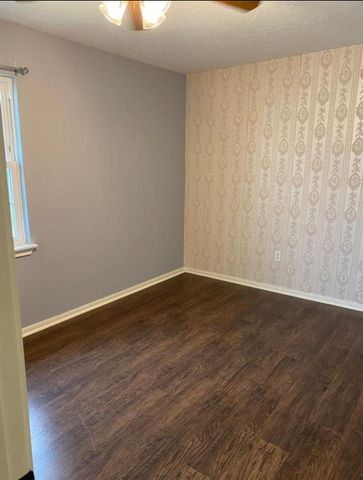 111 E Southland Avenue, Alvin, TX 77511