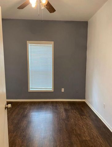 111 E Southland Avenue, Alvin, TX 77511