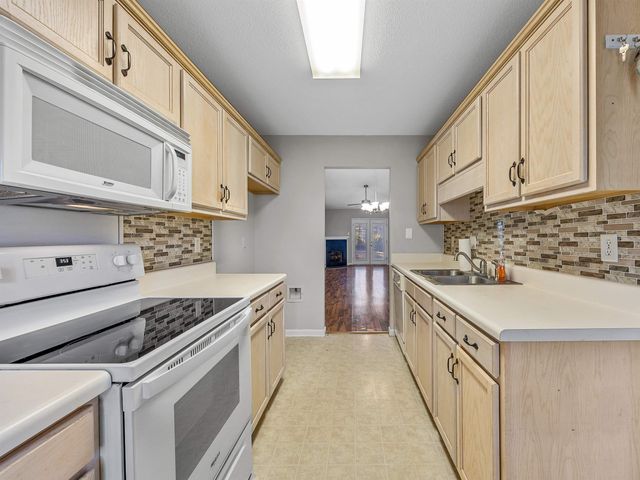 864 W Emerald Springs Drive, Boiling Springs, SC 29316