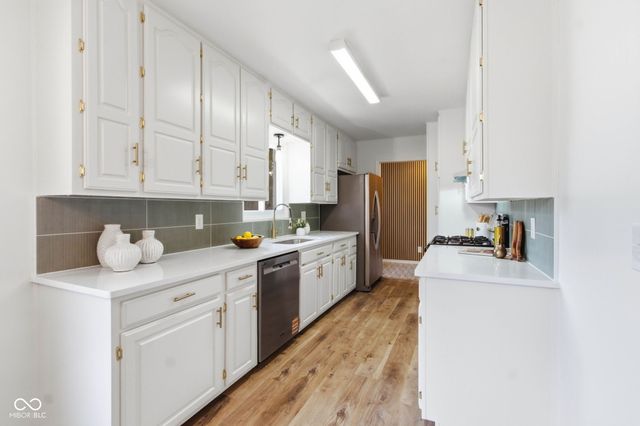 4820 E 70th Street, Indianapolis, IN 46220